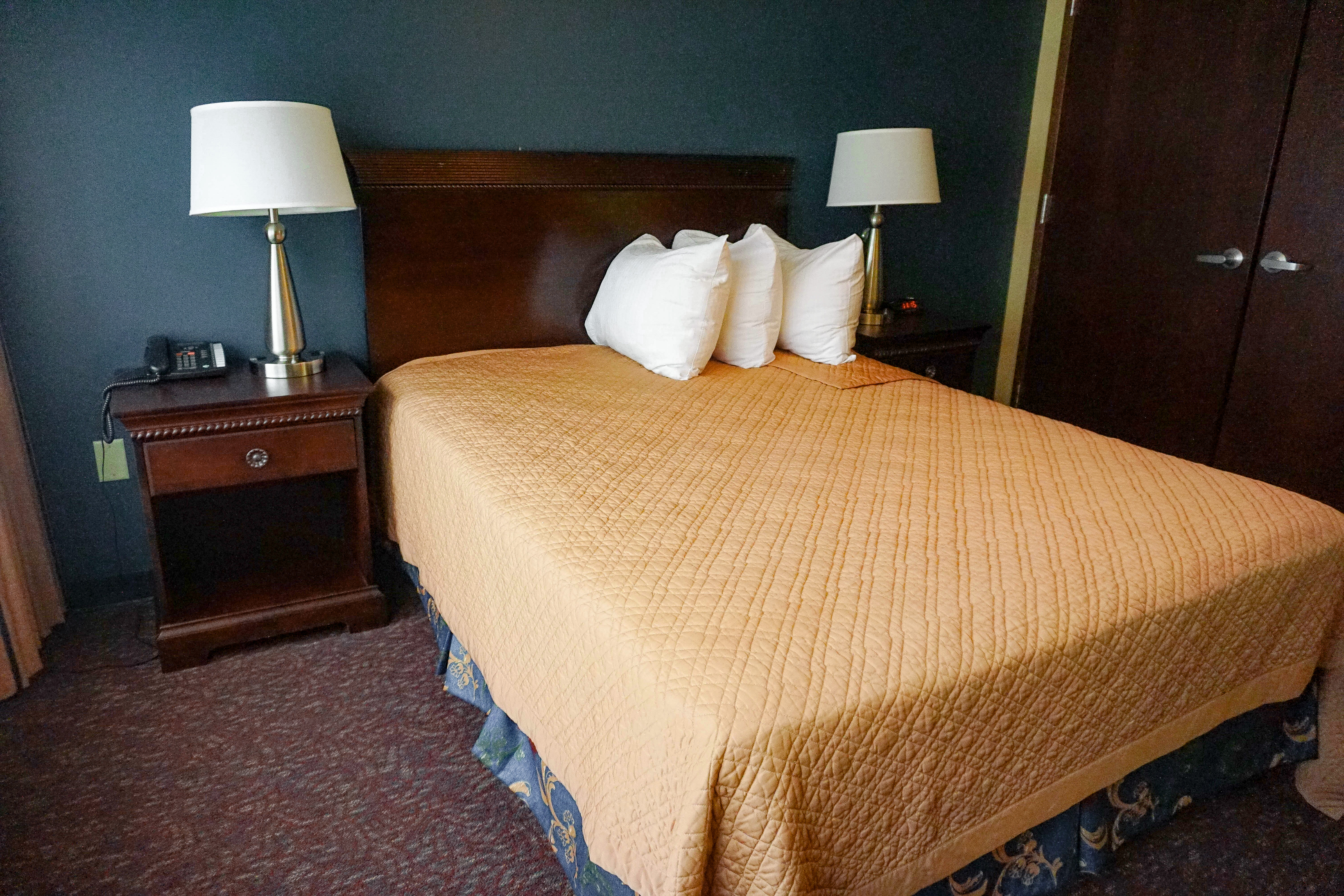 DELUXESUITE+BED.jpg